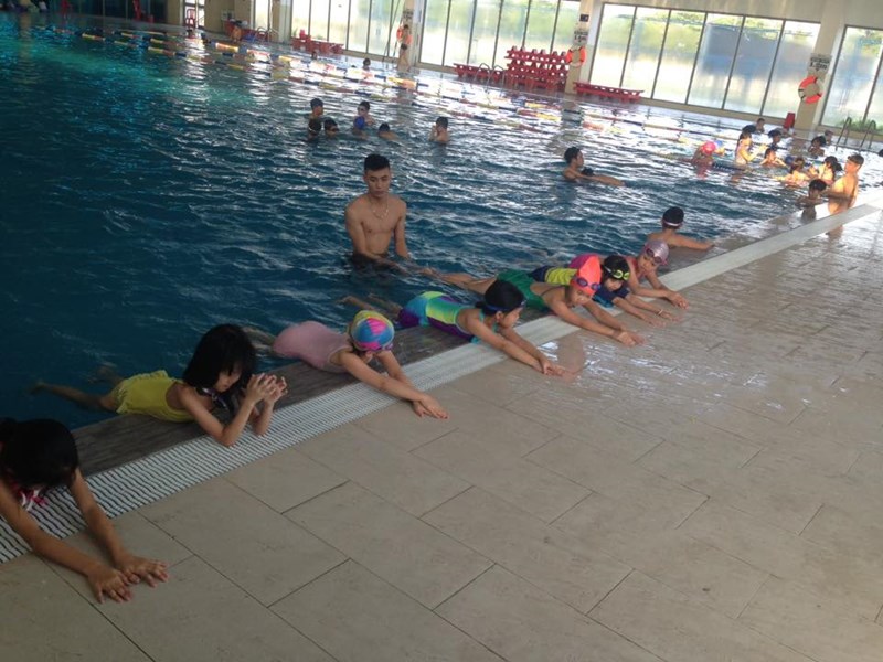 Phổ cập bơi với học sinh TH Phúc Đồng